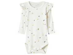 Hvid body med luftigt blomsterprint og flæser på skuldrene fra Name It 13241106 cloud dancer 